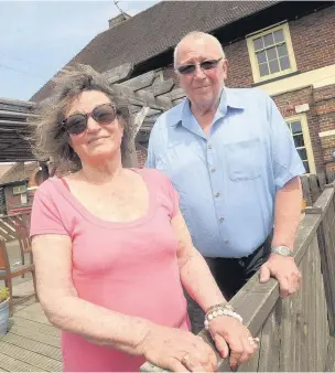  ?? ALISTAIR WILSON.
AN141997 ?? The former landlords of the Heroes of Lucknow Pub, Brian and Sylvia Kauppila, outside the North Lane venue, which could become a Co-op store if agreed by Rushmoor Borough Council.