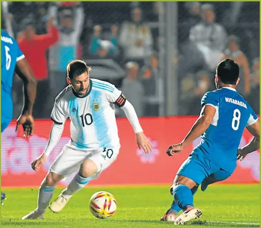  ?? FOTOS: AFP ?? REGRESO. Messi volvió al país luego de la frustració­n en Rusia 2018. Sus rivales quisieron sacarse una foto luego del partido.