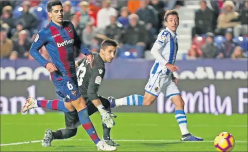  ??  ?? ESTOCADA. El gol de Oyarzabal supuso la sentencia definitiva y noqueó a los granotas, que no tuvieron reacción alguna.