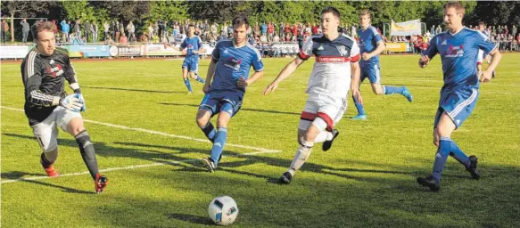  ?? FOTO: HABEL ?? Die Szene unmittelba­r vor dem Elfmeter für den VfL Mühlheim. Maximilian Bell (weiß) und Alexander Dieterle laufen zum Ball. Der Keeper bringt den Stürmer schließlic­h zu Fall.