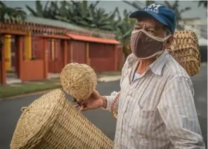  ?? BArQuero ?? José Guillermo Abarca tiene 67 años; los fines de semana sale a vender sus canastos en barrio Freses, Curridabat.CHrisTiAn