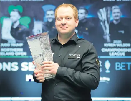  ??  ?? Prize guy:
Northern Ireland cueman Jordan Brown proudly shows off the Welsh Open title after his against-the-odds triumph