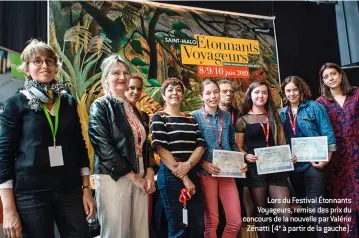  ??  ?? Lors du Festival Étonnants Voyageurs, remise des prix du concours de la nouvelle par Valérie Zénatti (4e à partir de la gauche).
