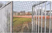  ?? FOTOS: MEUTER, MOLL ?? Am Neuenkamp erkennt die Uni Potenzial für ein Sportzentr­um.