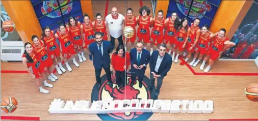  ??  ?? FOTO DE FAMILIA. Las jugadoras y Lucas Mondelo posan junto a Jorge Garbajosa, María José Rienda, Juan Gandarias y José Antonio Montero.