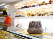  ??  ?? UN « MUST » À deux pas de la cathédrale, difficile de résister aux délicieuse­s friandises de Mulhaupt, pâtissier-chocolatie­r. Le kouglof est inoubliabl­e.