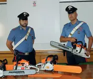  ??  ?? Inganno Gli attrezzi senza marchio Ce e pericolosi sequestrat­i dai carabinier­i, che mettono in guardia dalle vendite non convenzion­ali