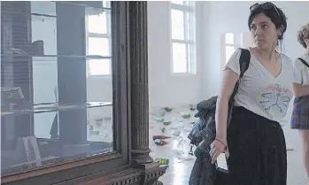  ??  ?? Junto a sus instalacio­nes, Zaccagnini expone muebles abandonado­s en la estancia de su familia.