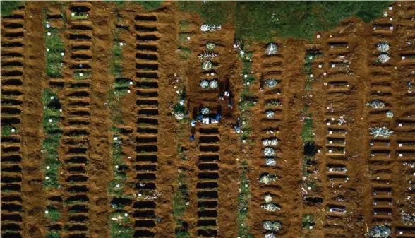  ?? (MIGUEL SCHINCARIO­L/GETTY IMAGES) ?? Une vue aérienne du cimetière de Vila Formosa, à São Paulo. Le Brésil a dépassé officielle­ment les 116 000 cas et frôle les 8000 morts. Les estimation­s les plus sérieuses conseillen­t de multiplier ces chiffres par 12.