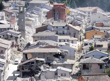  ?? Foto: Filippo Monteforte, afp ?? Kein einziges Haus ist mehr intakt: Das Dorf Amatrice ist am meisten vom Erdbeben betroffen. Man müsse den Ort komplett dem Erdboden gleichmach­en und gänzlich neu aufbauen, sagte Bürgermeis­ter Sergio Pirozzi.