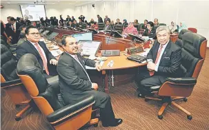  ?? — Gambar Bernama ?? PENGERUSI MESYUARAT: Ahmad Zahid (kanan) mempengeru­sikan Mesyuarat Jawatankua­sa Kabinet Membantera­s Dadah (JKMD) di Parlimen dekat Kuala Lumpur, semalam. Turut hadir Menteri di Jabatan Perdana Menteri Datuk Seri Jamil Khir Baharom(dua, kiri) dan...