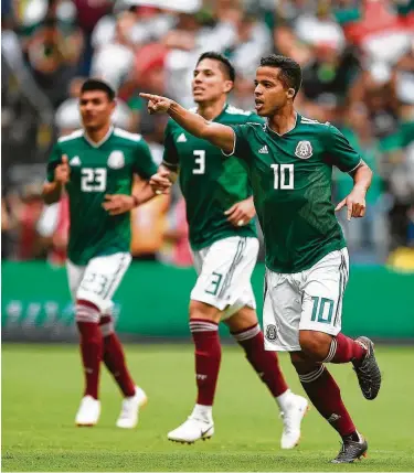  ?? Alfredo Estrella / AFP/Getty Images ?? Giovani Dos Santos (der.) celebra junto a sus compañeros el gol que anotó el sábado pasado en el triunfo de México sobre Escocia por 1-0 en el amistoso disputado en el estadio Azteca de la Ciudad de México.