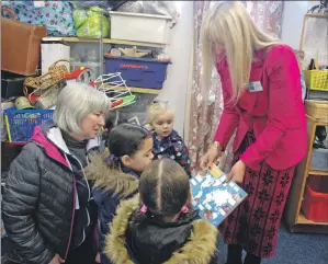  ?? 08_a10marysme­als01 ?? Marina Campbell shows the pupils where in the world Mary’s Meals works.