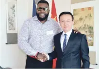  ??  ?? David Ortiz junto al embajador de China en el país, señor Zhang Run.