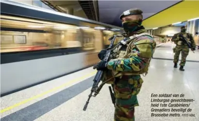  ?? FOTO HBVL ?? Een soldaat van de Limburgse gevechtsee­nheid 1ste Carabinier­s/ Grenadiers beveiligt de Brusselse metro.