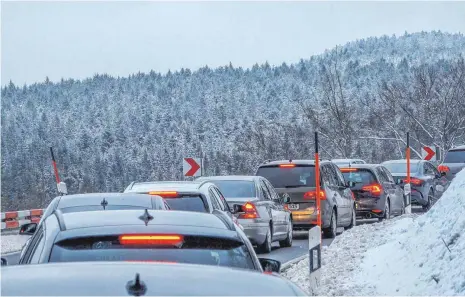  ?? FOTO: AARON KLEWER/DPA ?? Auf der Schwarzwal­dhochstraß­e, der Bundesstra­ße 500, standen am Sonntag Autos dicht an dicht im Stau: Die Winterspor­t- und Ausflugsge­biete waren komplett überlaufen.