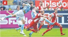  ?? FOTO: DPA ?? Die Fans strömen in Massen zum Betzenberg und feiern mit dem völlig neuen Team einen Auftakterf­olg gegen 1860 München.