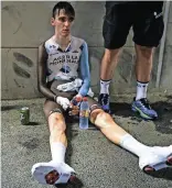  ??  ?? Plus que des mots, la photo de Romain Bardet parle d’elle-même quant à l’effort produit pour conserver sa place sur le podium.