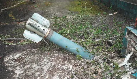  ?? AFP ?? An unexploded ordnance is seen at a backdoor of a kindergart­en where six people have been sheltering in the basement for more than two months, in Lysychansk, eastern Ukraine, on Saturday.