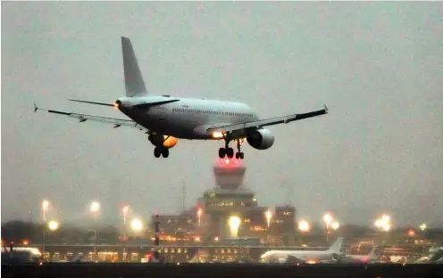  ?? Foto: dpa/Soeren Stache ?? Landung auf dem Berliner Flughafen Tegel
