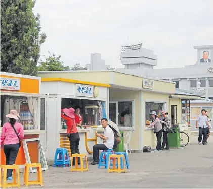  ??  ?? Quioscos. Pequeños comercios en la capital norcoreana, que van cambiando la estética urbana.