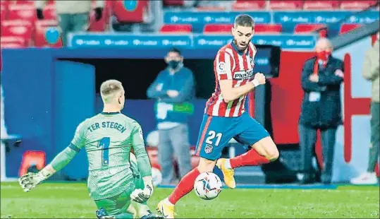  ?? REDACCIÓN / EP ?? Yannick Carrasco davant la sortida de Ter Stegen en el partit de la primera volta disputat al Metropolit­ano