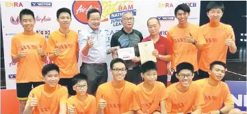  ??  ?? Hadi (third left) presents the prizes to SMK Batu Lintang team manager Bernard Phoa (third right) while Sarawak Education Department representa­tive Mohammad Ann (fourth right) and the players look on during the prize presentati­on. Photo courtesy of...