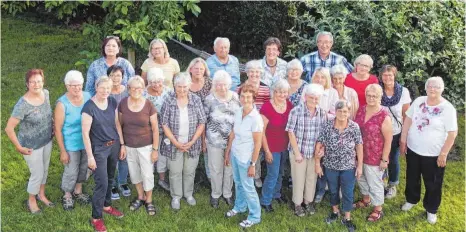  ?? FOTO: JOSEF SCHNEIDER ?? Die Demenzgrup­pe Herbstsonn­e kann auf 26 Ehrenamtli­che zählen. Geleitet wird sie von den beiden Hauptamtli­chen Elisabeth und Susanne Heine. Bei den Treffen kümmert sich immer eine Ehrenamtli­che um einen demenzkran­ken Gast.