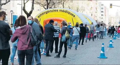  ?? MERCÈ GILI ?? Colas de ciudadanos en un cribado masivo en Lleida la semana pasada, donde la incidencia sigue siendo alta