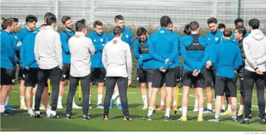  ?? LUIS TEJIDO / EFE ?? La plantilla del Athletic escucha atentament­e a Marcelino García Toral (en el extremo derecho de la imagen) el martes en Lezama.