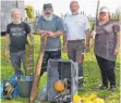  ?? FOTO: KLAUS WEISS ?? Grund zur Freude: Die magere Ausbeute der „Müllfische­r“zeigt, dass die Besucher des Federsees Umweltschu­tz ernst nehmen.