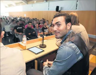  ??  ?? PONENTE. Roberto abrió el curso en los ciclos de actividade­s deportivas de la CIC Escola de Barcelona.