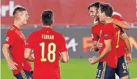  ??  ?? Los jugadores de la Selección Española celebran un gol.