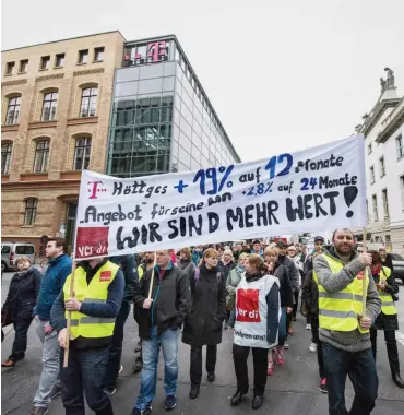  ?? Foto: imago/Christian Ditsch ?? Letztlich erfolgreic­h: Streikende Telekom-Beschäftig­te am 12. April in Berlin