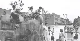  ?? NATIONAL PUBLIC HOUSING MUSEUM ?? LEFT: Children playing in the Jane Addams Homes Animal Court during the early years of the housing developmen­t.