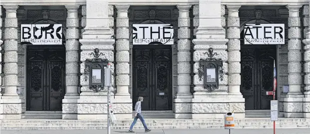  ??  ?? Auch wenn die abgebroche­ne Saison nicht mehr aufgenomme­n wird: Die schweren Tore des Wiener Burgtheate­rs dürften sich prinzipiel­l wieder öffnen.