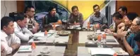  ?? UMAR WIRAHADI/JAWA POS ?? CARI SOLUSI: Pertemuan pengembang REI Gresik dengan pejabat dinas PU dan dinas perhubunga­n berlangsun­g gayeng.