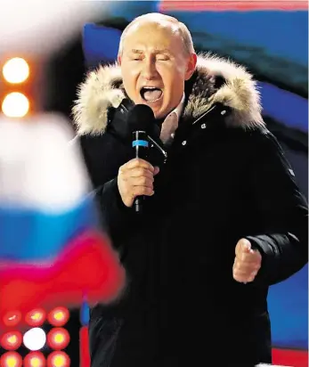 ?? Foto: ČTK ?? Vládce Staronový prezident Vladimir Putin slaví se svými příznivci volební vítězství.