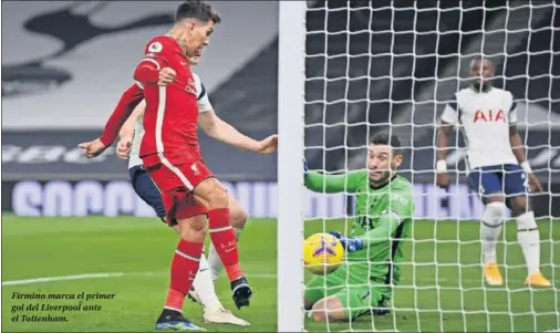  ??  ?? Firmino marca el primer gol del Liverpool ante el Tottenham.