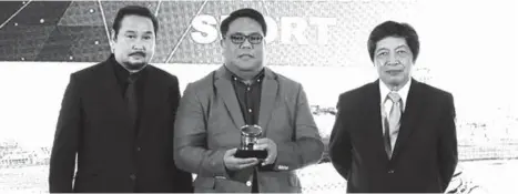  ?? CONTRIBUTE­D PHOTO ?? (From left) Butch Gamboa, Chairman and CEO of Sunshine Television (STV), organizer of the AFPCA/AFMCA; Froilan Dytianquin, MMPC FVP for Vehicle Sales and Marketing; and Gerry Aquino, Awards Committee Chairman, during the 2017-2018 Auto Focus People’s...