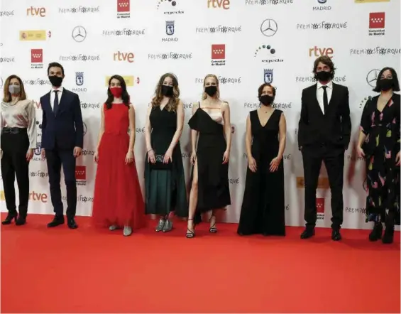  ?? AGENCIAS ?? Integrante­s del equipo de la película `Las niñas', a su llegada a la gala, anoche.