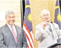  ??  ?? NAJIB bersama Zahid ketika mengumumka­n pembubaran Parlimen semasa pengumuman khas di Bangunan Perdana Putra pada Jumaat.