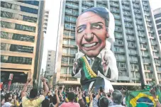  ??  ?? El domingo, personas participar­on en una manifestac­ión en apoyo al candidato presidenci­al brasileño por el Partido Social Liberal, Jair Bolsonaro.