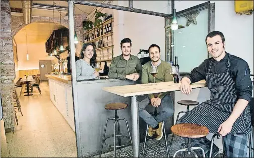  ?? KIM MANRESA ?? Iniciativa­s. Teo Rubio y Oriol Casals (en primer plano) son los socios
de Teòric Taverna Gastronòmi­ca (Bailèn
117). Con ellos colaboran Ana Lobato y Lázaro Fernández,
compañeros de promoción. Abajo, Marina Figuerola, exalumna del CETT,
que ha...