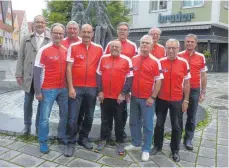  ?? FOTOS: SCHNEIDER ?? 39 Teams haben sich in Ellwangen an der Kampagne „Stadtradel­n – Radeln für ein gutes Klima“beteiligt. Die Fahrradgru­ppe Ü-60 FC Röhlingen unter Teamkapitä­n Josef Szabo erreichte mit insgesamt 12 274 Kilometern Platz eins. Bürgermeis­ter Volker Grab (links) gratuliert­e.