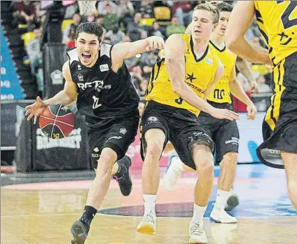  ?? FOTO: MIREYA LÓPEZ ?? En defensa Tobias Borg entorpece una acción de Redivo durante el partido entre Bilbao Basket y Tenerife en Miribilla