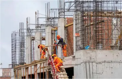  ?? ?? La escasez de mano de obra ha sido uno de los factores que encarecier­on el precio de las viviendas en Ciudad Juárez