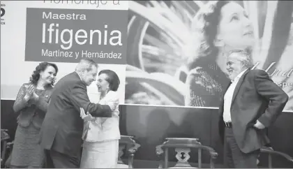  ??  ?? Dolores Padierna, Porfirio Muñoz Ledo y Alejandro Encinas participar­on en el homenaje a la maestra Ifigenia Martínez, realizado en la ex sede del Senado ■ Foto Carlos Ramos Mamahua