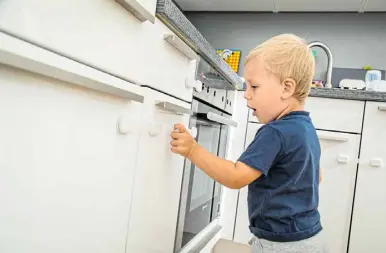  ?? FOTO: CHRISTIN KLOSE/DPA ?? Kinder sind neugierig: Medikament­e oder Putzmittel gehören daher unter Verschluss oder in einen Schrank in für Kinder unerreichb­arer Höhe.