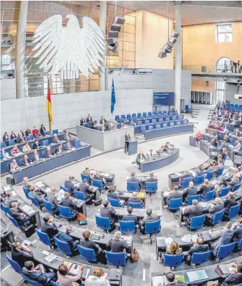  ?? FOTO: MICHAEL KAPPELER/DPA ?? Die Zahl der Bundestags­abgeordnet­en wächst von Wahl zu Wahl. Um die teure Vergößerun­g zu stoppen, müssen sich Union und SPD schnell einig werden.